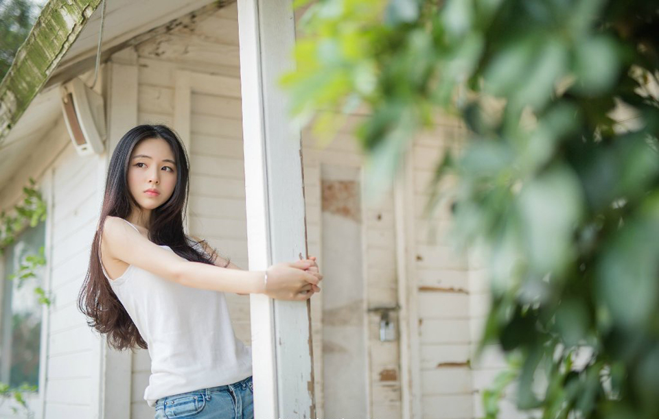 庞统点点头，邓贤、泠苞在军中威望终究不及张任，虽然如今占据了成都，成都以北皆降，但成都以南，巴郡各地将领官员却并未表态。